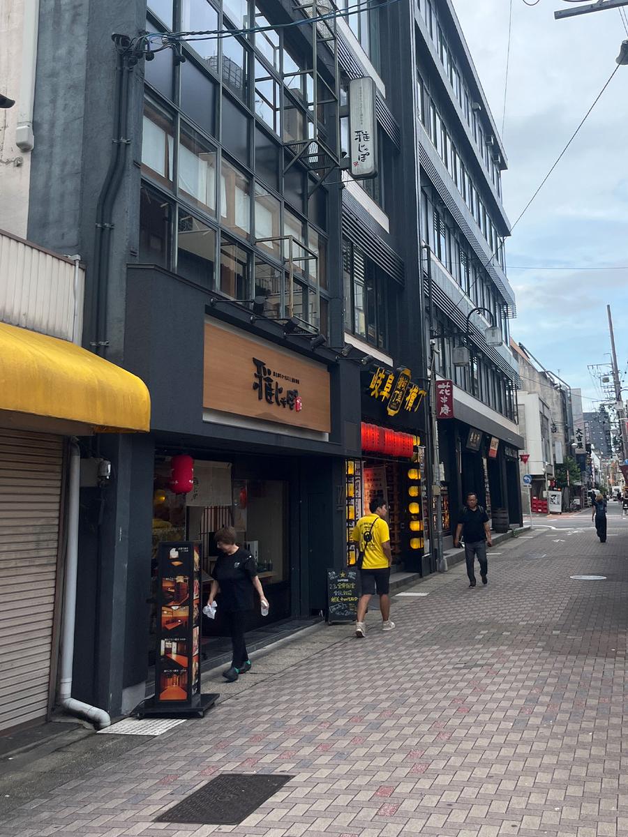 「岐阜横丁ビル」が目印です