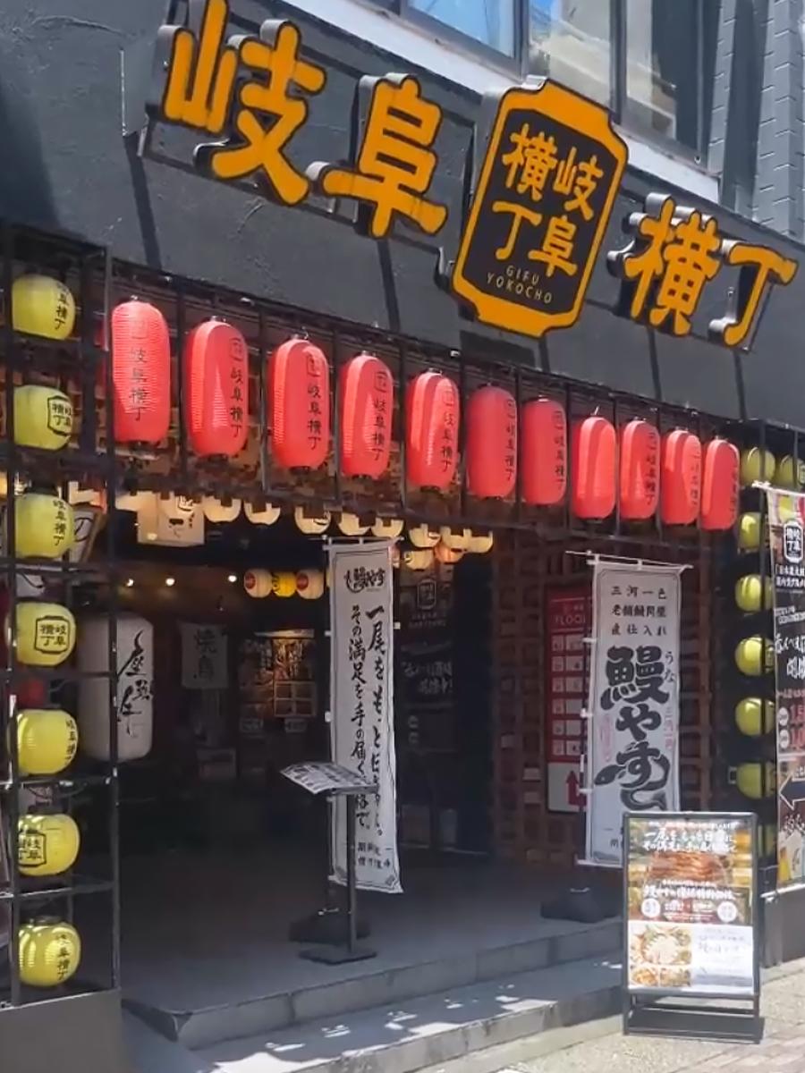 ビルの入口からお入りください