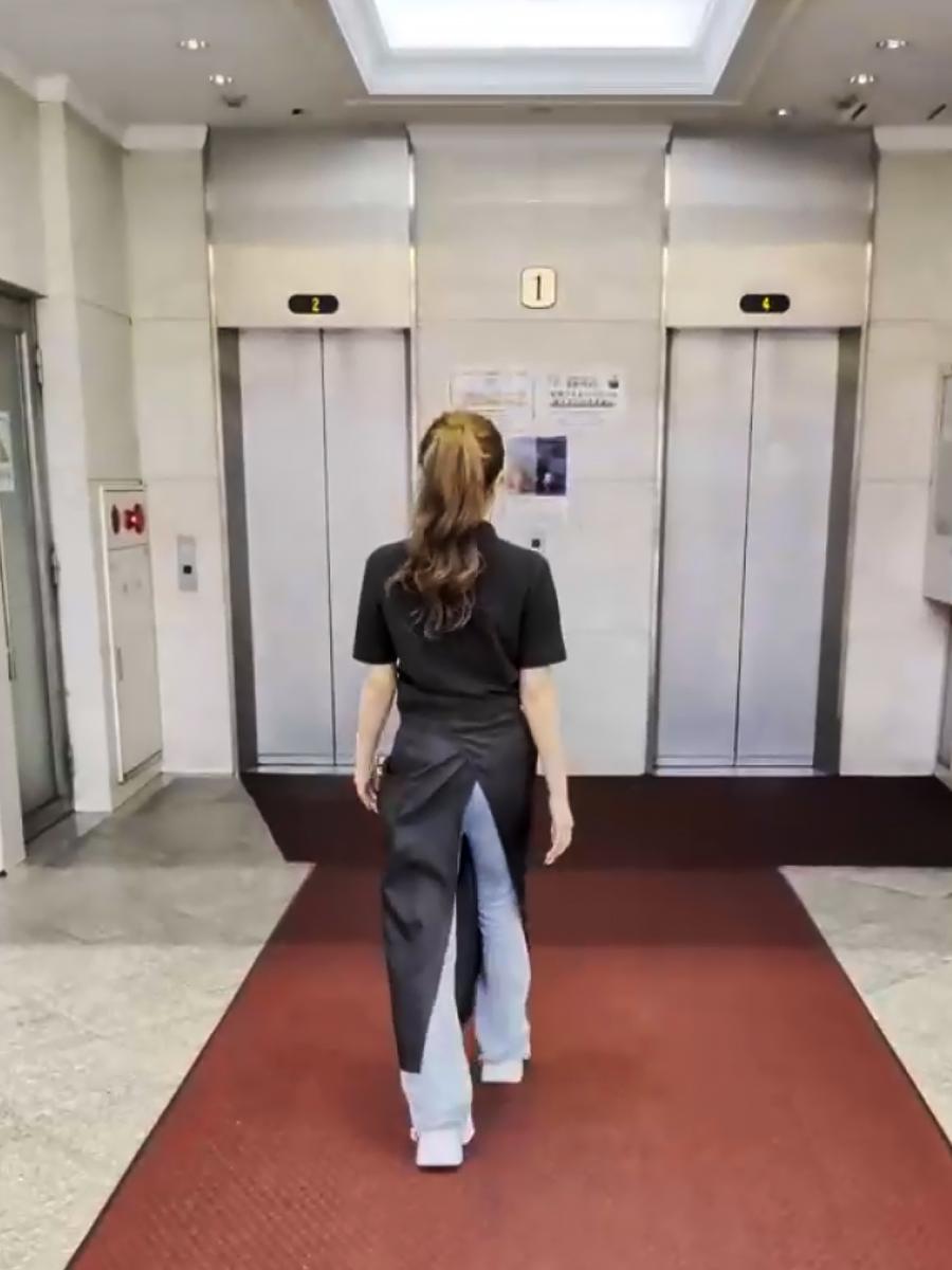 奥のエレベーターホールへ
